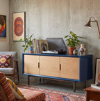 מזנון כחול עם חזיתות אלון ורגלי ברזל באורך 180 ס״מ - מבט ראשי